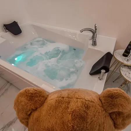 Teddy Bear Jacuzzi Apartman